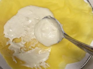 14、榴莲千层,把饼皮取出,涂上饼馅,我在最上的三层添加了奶油味的冰淇淋,个人觉得口感更好。做好放入冰箱冷藏15分钟。