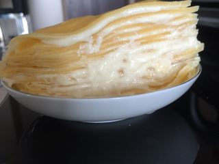 15、榴莲千层,做好了,由于馅料充足所以有些外溢,但口感绝对好。