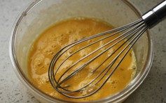 1、草莓班戟,将一个全蛋和一个蛋黄倒入碗中，用打蛋器搅打均匀