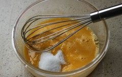 2、草莓班戟,加入幼砂糖，继续搅拌至糖融化