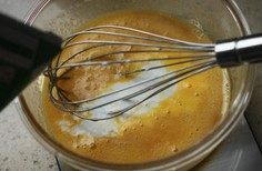 3、草莓班戟,放入牛奶，搅拌均匀成牛奶鸡蛋液