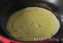 11、草莓班戟,将冷藏后的面糊舀入锅中，用手举着锅子晃开面糊，摊开