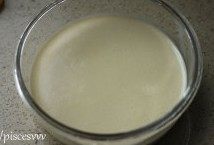 9、草莓班戟,得到均匀细腻的面糊，入冰箱冷藏半小时