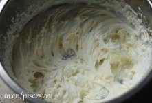 15、草莓班戟,淡奶油加糖打发备用