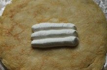 16、草莓班戟,取一张班戟皮，挤上适量打发好的奶油