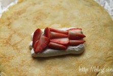 17、草莓班戟,放上草莓丁