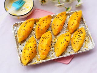 12、香甜软糯的芋泥肉松酥,再撒适量黑芝麻。