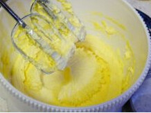 1、原味蛋卷,黄油+白糖，打至发白，成羽毛状