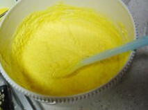 2、原味蛋卷,分次加入全蛋液，边加边迅速搅拌