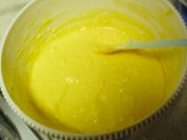 3、原味蛋卷,低粉+盐，筛入步骤2中，搅拌均匀