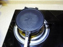 4、原味蛋卷,蛋卷机烧热，舀一勺糊，盖上盖子，烤至两面呈金色即可