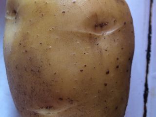 1、土豆鸡蛋饼#挑战鸡蛋的100种做法#,把土豆洗净后