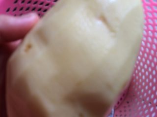 2、土豆鸡蛋饼#挑战鸡蛋的100种做法#,去皮