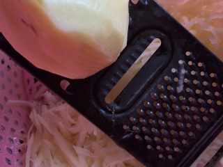 3、土豆鸡蛋饼#挑战鸡蛋的100种做法#,刷丝