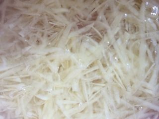 4、土豆鸡蛋饼#挑战鸡蛋的100种做法#,然后泡水，防止变黑，捞出沥干