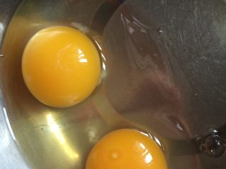 5、土豆鸡蛋饼#挑战鸡蛋的100种做法#,打两个土鸡蛋