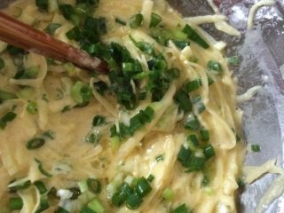 7、土豆鸡蛋饼#挑战鸡蛋的100种做法#,把土豆丝，淀粉，葱花加入，拌匀