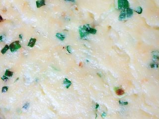 9、土豆鸡蛋饼#挑战鸡蛋的100种做法#,把一面煎成定型了，再翻另一面煎