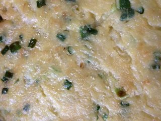 11、土豆鸡蛋饼#挑战鸡蛋的100种做法#,两面变成金黄色的就熟了，出锅