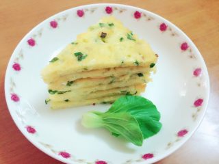 12、土豆鸡蛋饼#挑战鸡蛋的100种做法#,切成块，加一棵小青菜装饰一下