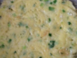 10、土豆鸡蛋饼#挑战鸡蛋的100种做法#,一面变金黄色了再翻煎另一面