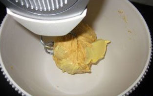 1、南瓜墨西哥红豆包,所以材料除了黄油外都放进打蛋桶里，揉至稍光滑后将黄油放入，将面团揉到可以拉出薄膜的阶段