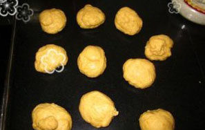 3、南瓜墨西哥红豆包,发好的面团取出排气，揉匀，分成10等份（约45克一份），放一边松驰15分钟。