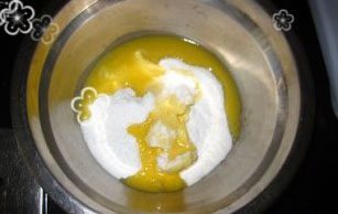 5、南瓜墨西哥红豆包,将黄油和糖、盐混合，搅匀