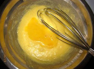 6、南瓜墨西哥红豆包,再分三次加入蛋液，每一次都充分搅匀再放另一次