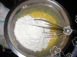 7、南瓜墨西哥红豆包,搅匀后筛入低粉，搅匀放入裱花袋即可