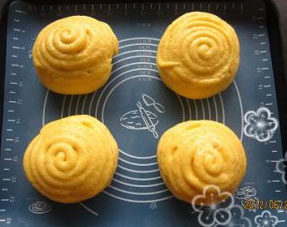 8、南瓜墨西哥红豆包,整好形的面团放进烤箱进行二次发酵，发至二倍大，等面包再次发酵到2倍大的时候，表面一圈圈的挤上墨西哥糊即可