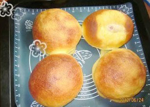 9、南瓜墨西哥红豆包,最后放入烤箱，170度预热，中层上下火烤12分钟即可