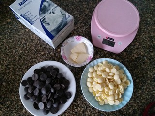 1、情人节生巧,把所有食材称重准备好。