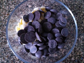 2、情人节生巧,黑巧和牛奶巧克力装在一个大点的碗里