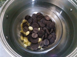 3、情人节生巧,把巧克力坐在热水里，隔热水融化。水温不要太高，否则巧克力会油水分离的。看着碗底的巧克力在融化就关火。把装有巧克力的碗继续坐在温水