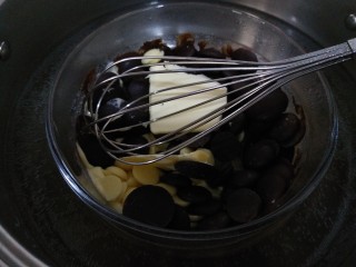 5、情人节生巧,黄油也加入到巧克力里。