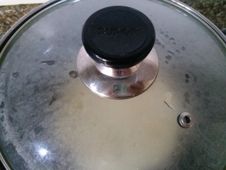 6、情人节生巧,把加热好的淡奶油加入到巧克力内，盖上盖子闷两分钟。