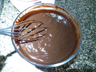 7、情人节生巧,两分钟后，把玻璃碗从热水里取出来，用手动打蛋器搅拌均匀至丝滑状态。