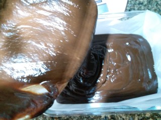 8、情人节生巧,我用的玻璃碗定型。提前把碗内垫上油纸，方便脱模。