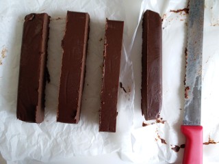 10、情人节生巧,用锯齿刀切小，切之前最好把刀用热水泡一下，擦干再切，切口会漂亮一些，我家小朋友在旁边等不及了，我就随意切了一下