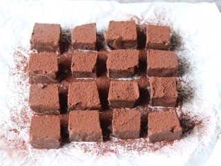 11、情人节生巧,切小后，表面撒上可可粉就可以啦!忍不住吃了好几块，欲罢不能呀!