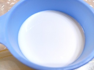 3、汉堡胚,备好牛奶