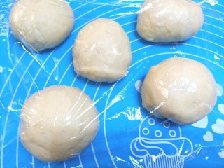 13、汉堡胚,揪出5个同样大小剂子，盖上保鲜膜在醒10分钟