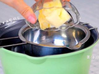 1、火龙果慕斯,黄油隔水融化成液体。下面锅里是满满的热水。