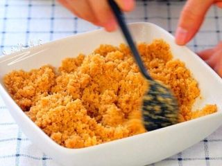 2、火龙果慕斯,黄油加入饼干中,混合均匀。