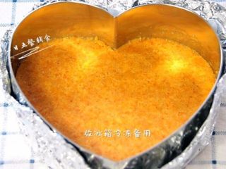 3、火龙果慕斯,饼干倒入慕斯圈,用勺子压压实。放入冰箱冷冻备用。