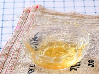 4、火龙果慕斯,吉利丁片剪开,凉水泡软。