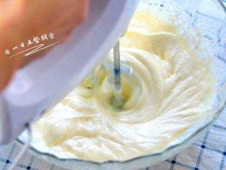 8、火龙果慕斯,糖加入淡奶油中,把淡奶油打至6成发。能看见有纹路就可以了,这时候的淡奶油是可缓慢流动的。