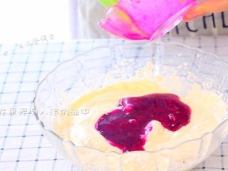 9、火龙果慕斯,将火龙果液倒入奶油中,混合搅拌均匀。