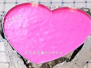 10、火龙果慕斯, 从冰箱取出冻好有饼干底的慕斯圈。倒入火龙果慕斯糊。放入冰箱冷藏4小时以上。